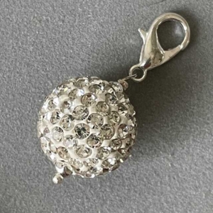 Hvid cernit perle med rhinesten